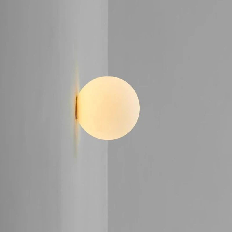 Applique Boule Verre Laiteux – Minimaliste Chic Toutes Pièces