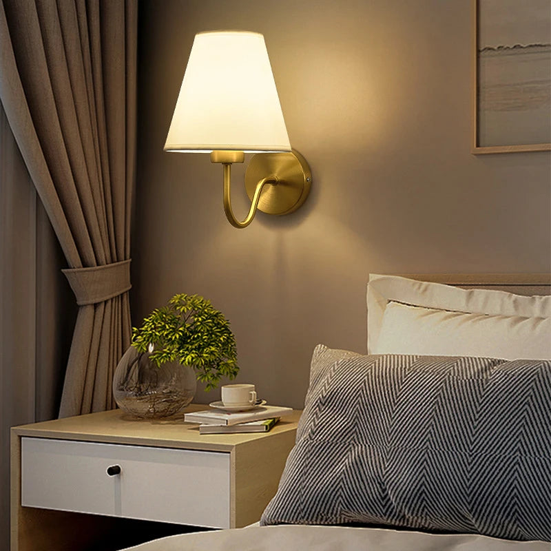 Applique Abat-Jour Tissu Conique Dorée – Lumière Enveloppante Cosy