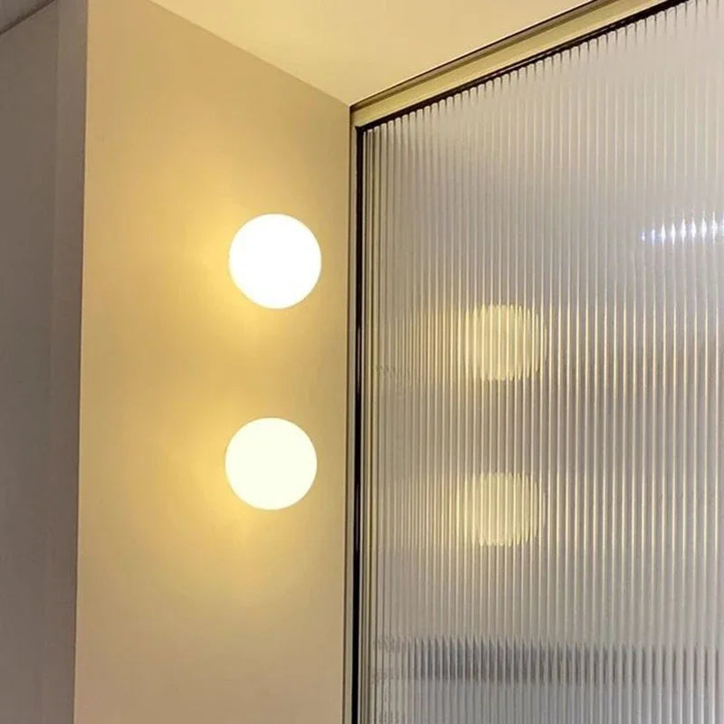 Applique Boule Verre Laiteux – Minimaliste Chic Toutes Pièces