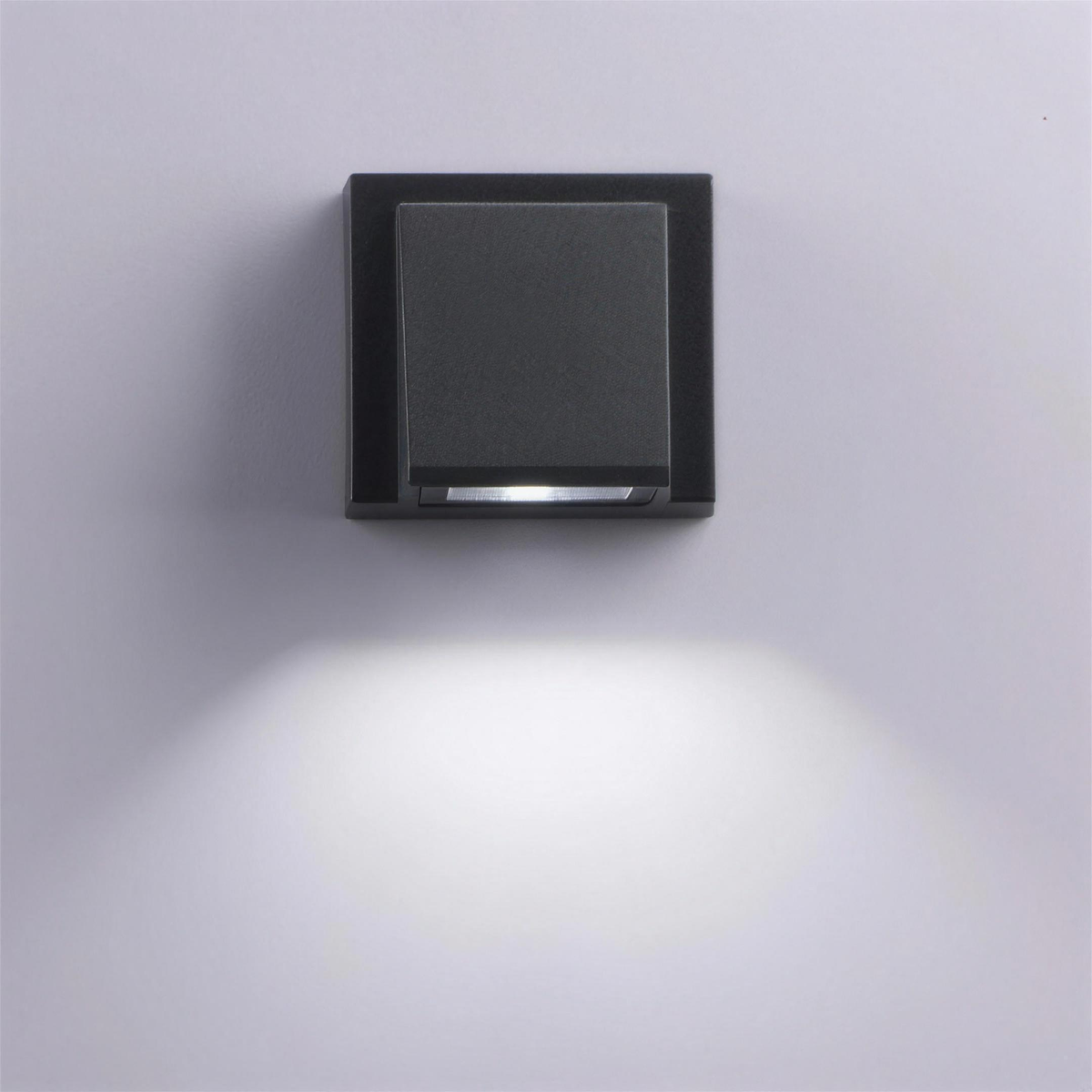 Applique carree LED noire - faisceau bas