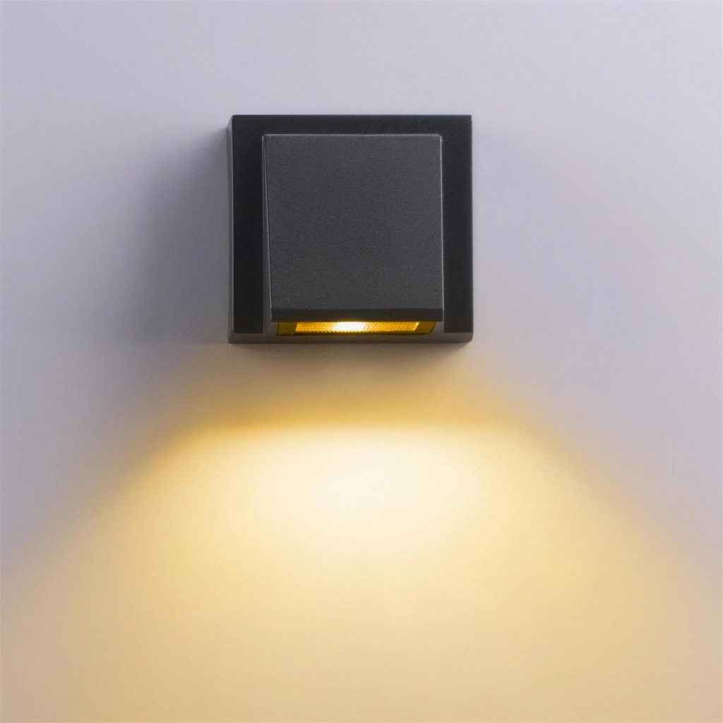 Applique carree LED noire - faisceau bas warm
