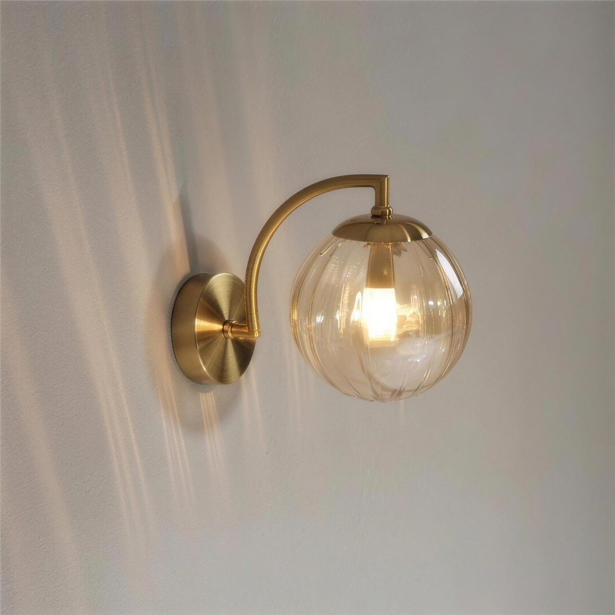 Applique boule verre ambre doree