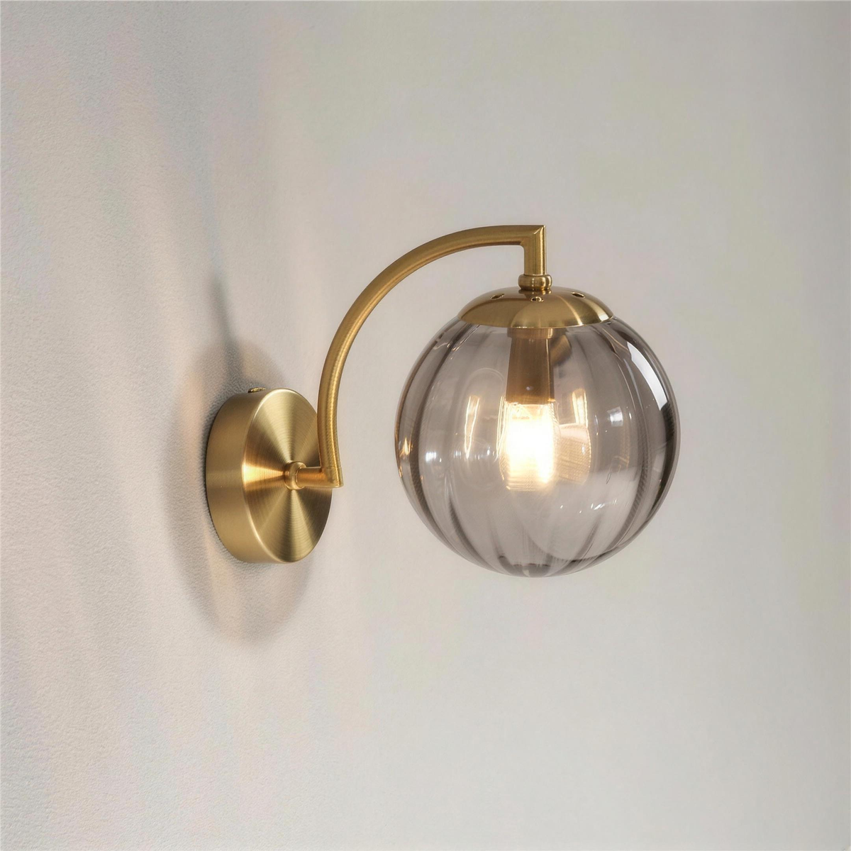 Applique boule verre gris fume doree