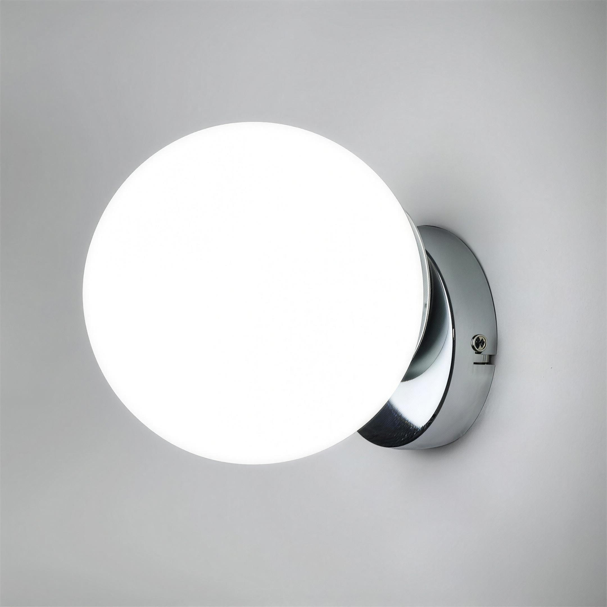 Applique globe verre base chrome gros plan 2K